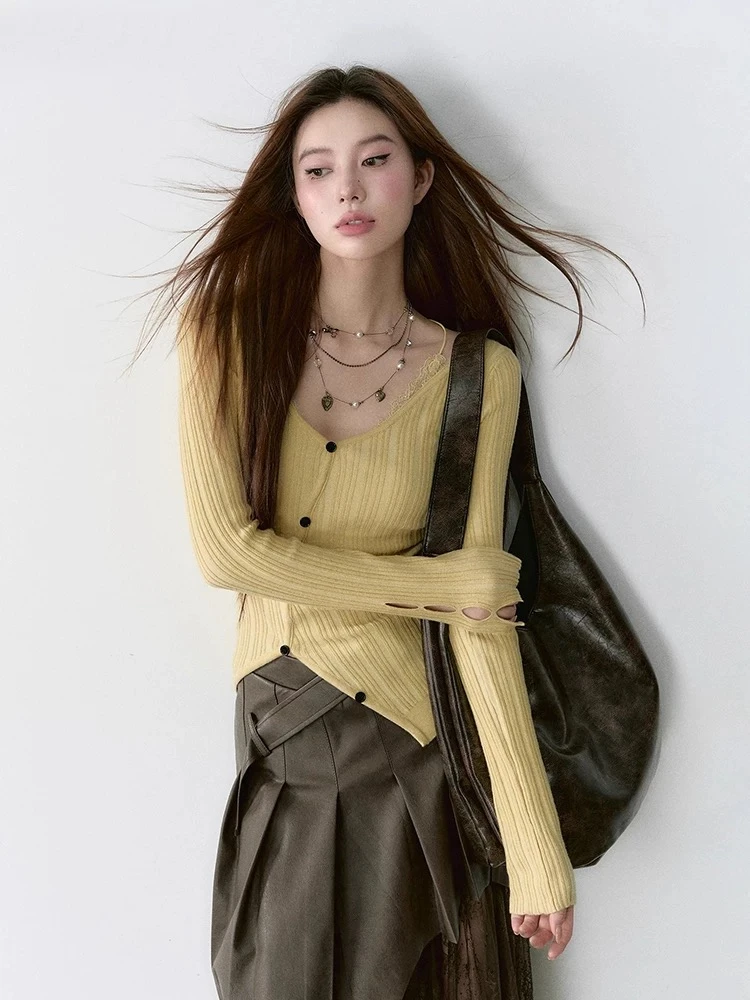 蕾丝拼接假两件v领长袖针织衫女春季收腰修身毛衣设计感纯欲上衣