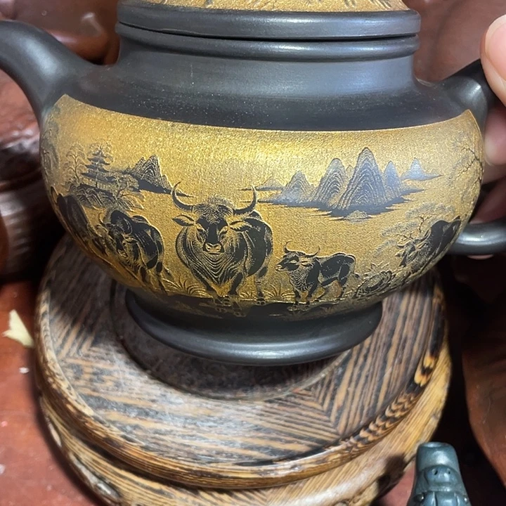 茶壶紫砂原矿泥料手工制作的一把紫砂壶。