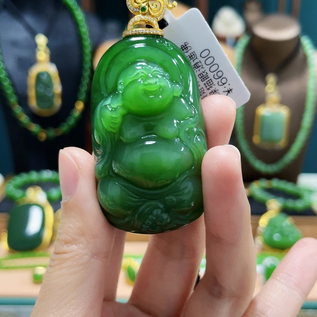 杨***杨颈饰18K金镶嵌和田玉（碧玉）
