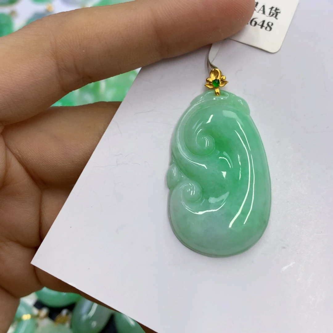 翡翠18K金镶嵌颈饰翡翠