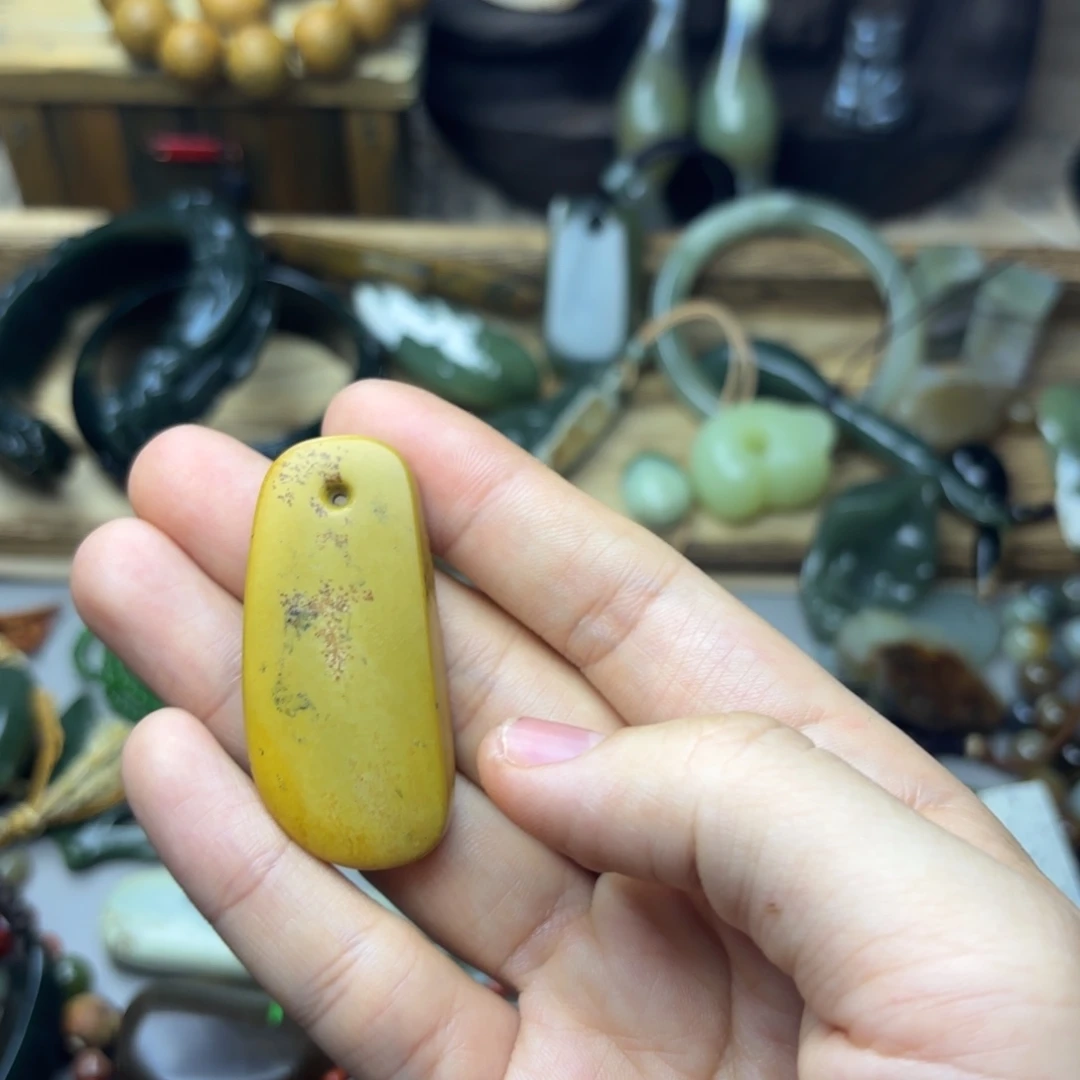 ****棠透闪石质玉未镶嵌颈饰