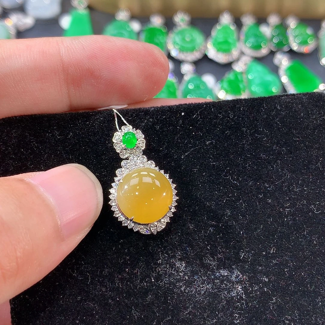 翡翠18K金镶嵌颈饰