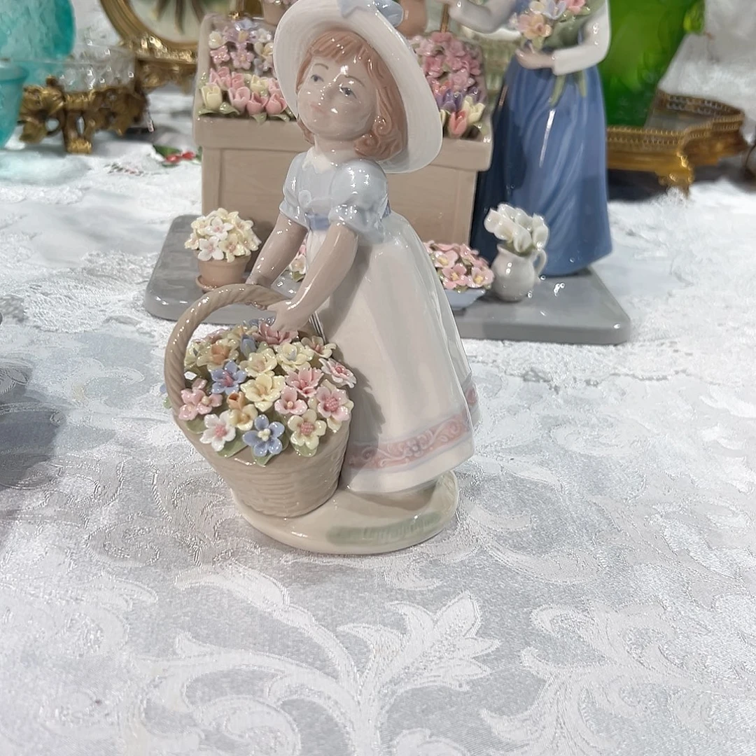 陶瓷0260骨瓷经典提花篮女孩摆件