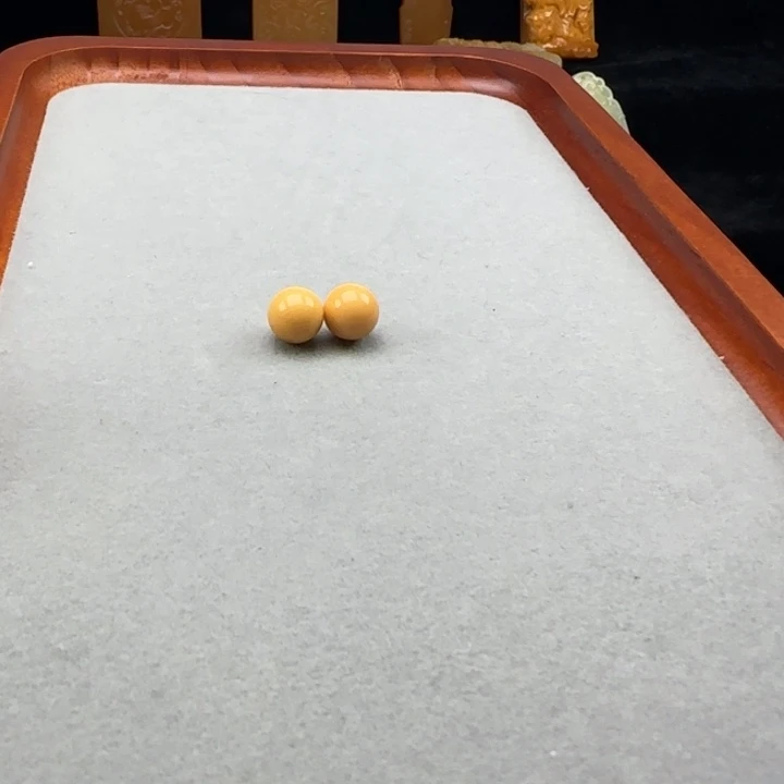 C***。石英质玉未镶嵌圆珠