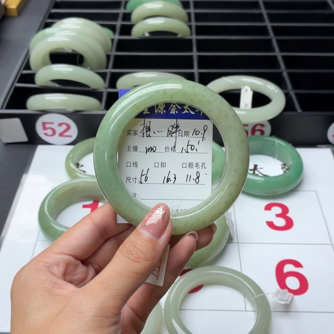 想***胖石英质玉未镶嵌手镯