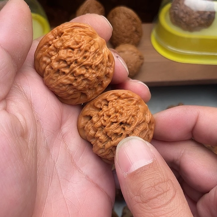 文玩核桃吊坠莲花