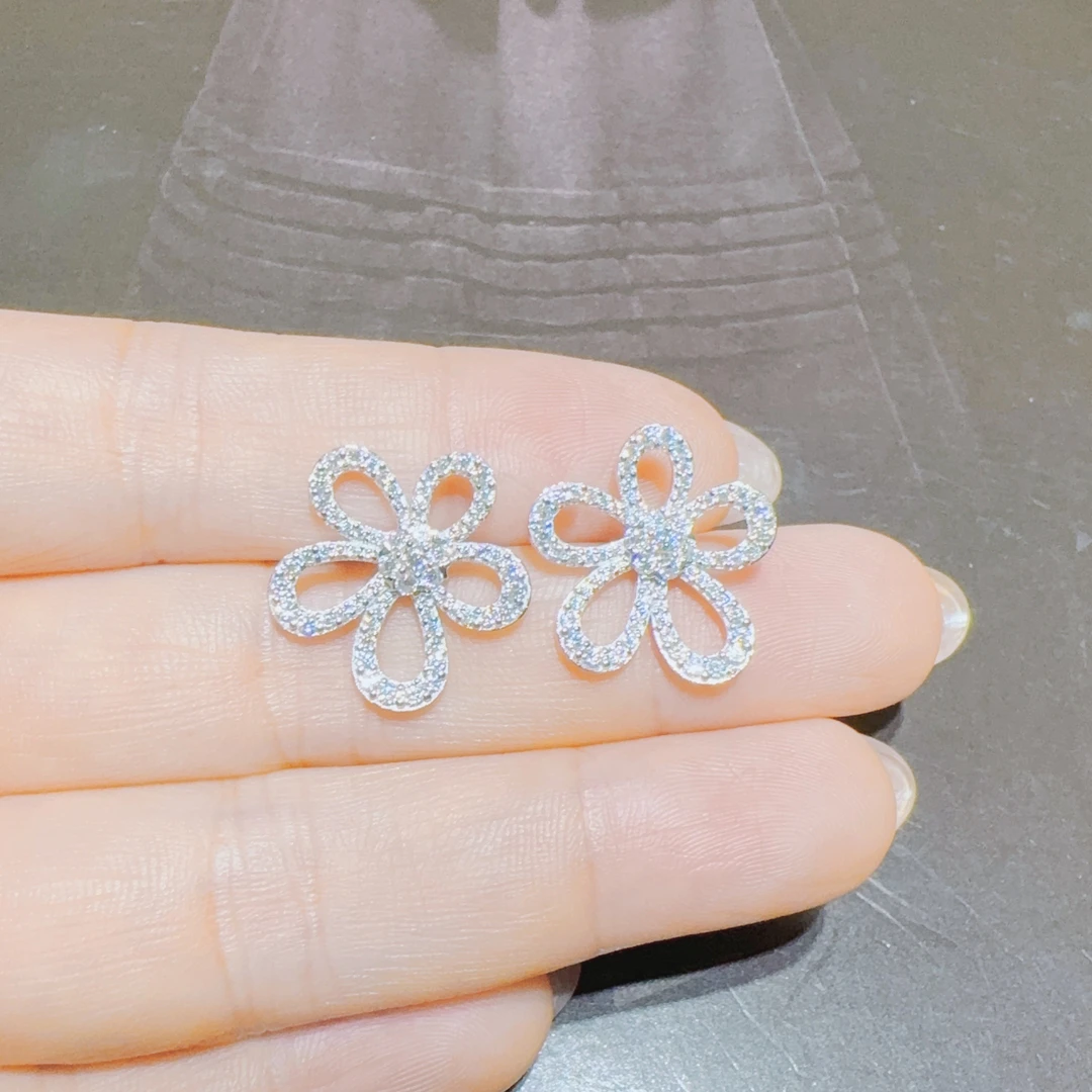 莫桑石铂金Pt950白金镶嵌满钻莫桑石格桑花耳钉女款经典百搭时尚D