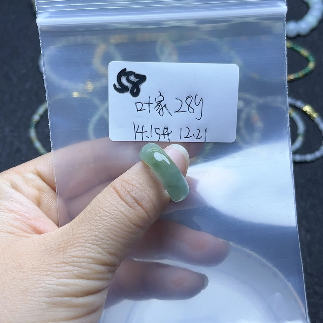 叶***姐翡翠未镶嵌颈饰不退