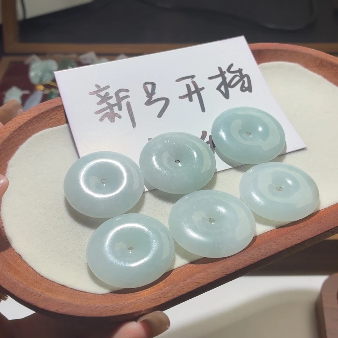 翡翠未镶嵌颈饰平安扣