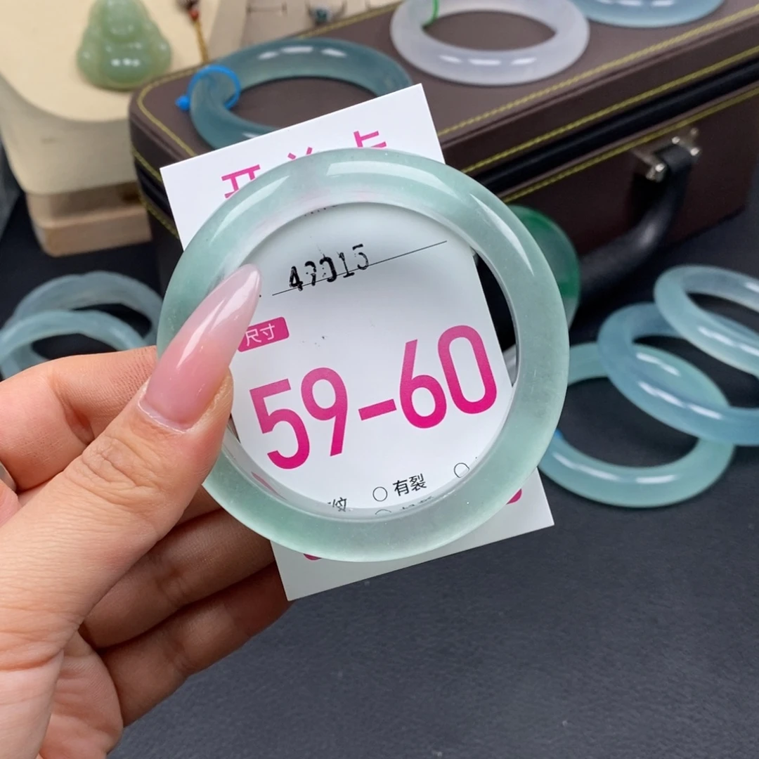 对***.石英质玉未镶嵌手镯