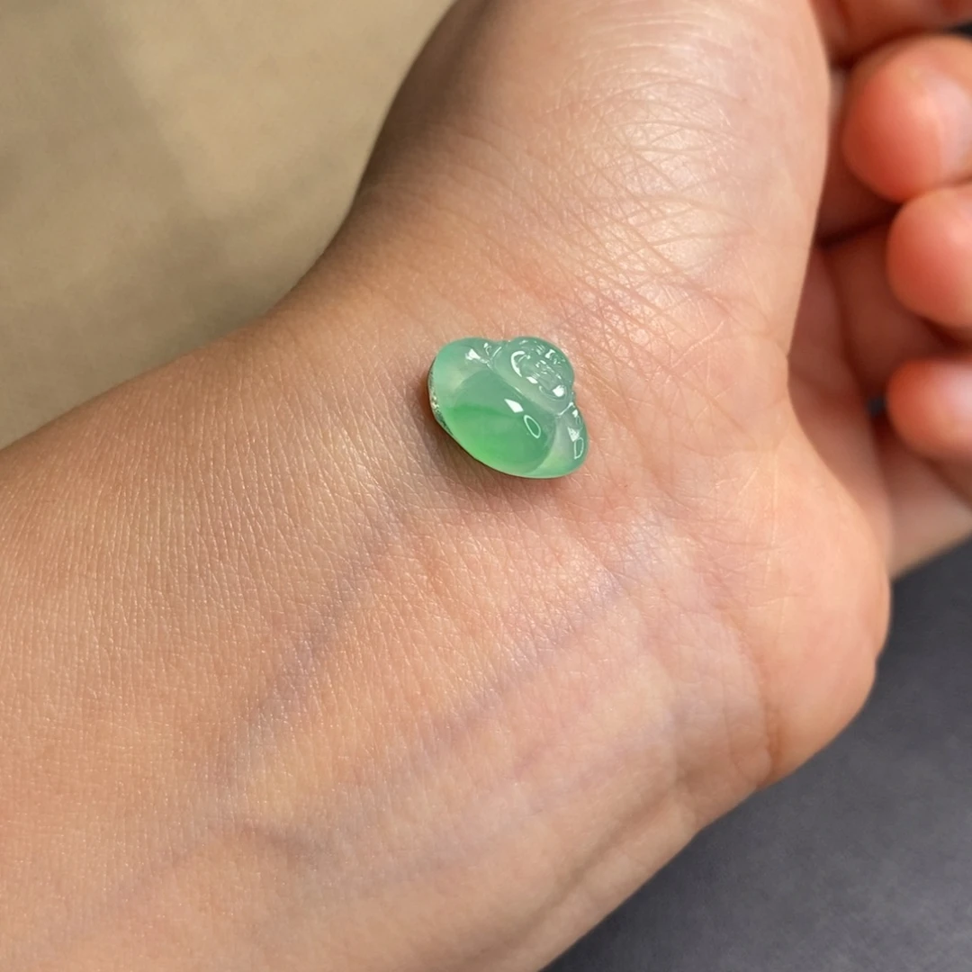 翡翠未镶嵌颈饰佛公
