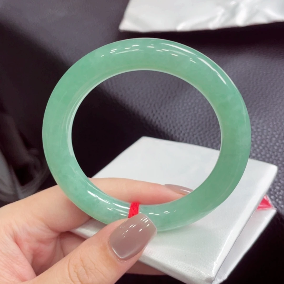 翡翠手镯未镶嵌翡翠