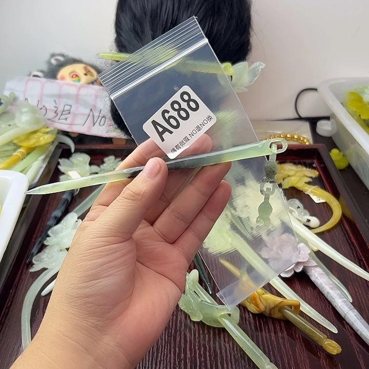 醉***识蛇纹石玉合金发饰