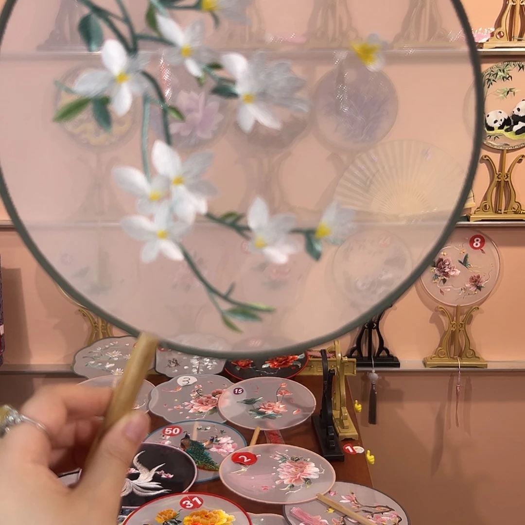 真丝刺绣绿玉兰花
