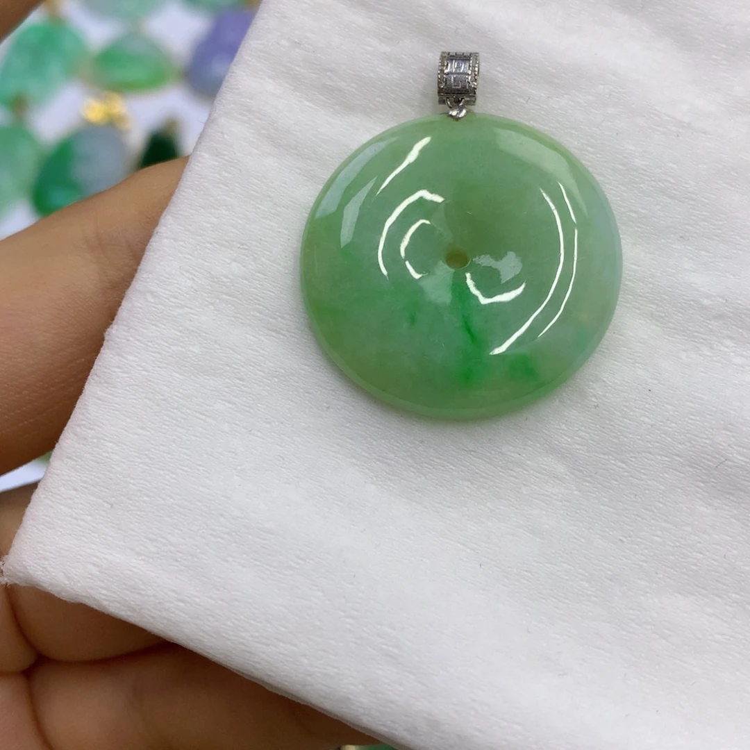 翡翠18K金镶嵌颈饰翡翠