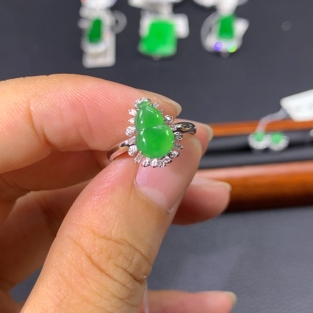 翡翠戒指18K金镶嵌翡翠