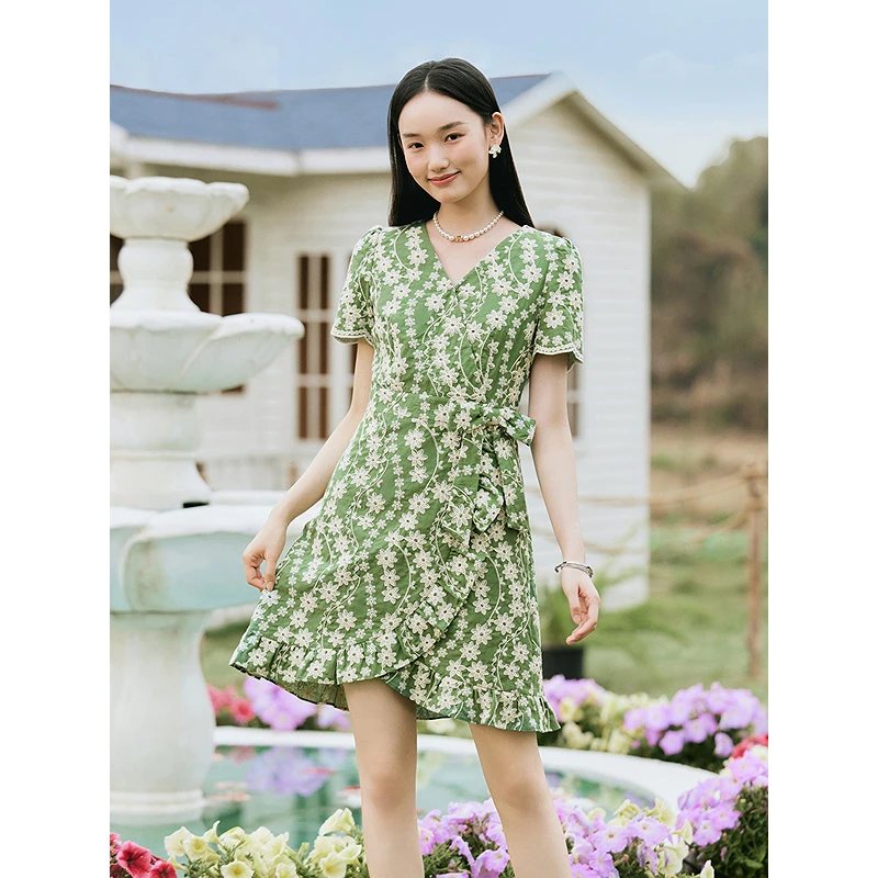 Goodland美地女装2025夏季v领蕾丝绣花裹身短款连衣裙LC35205300