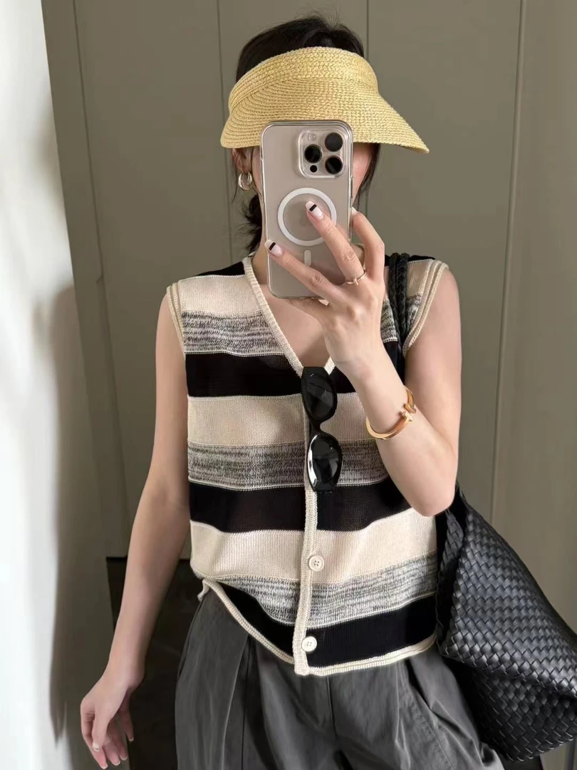 【俪宝】极简主义 慵懒风设计感撞色拼接条纹单排扣V领无袖针织上衣