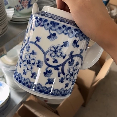 陶瓷手绘提梁壶一个