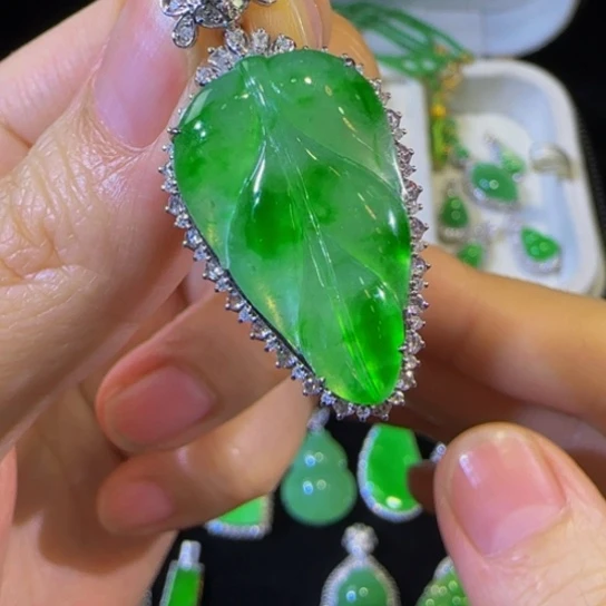 翡翠18K金镶嵌颈饰翡翠叶子