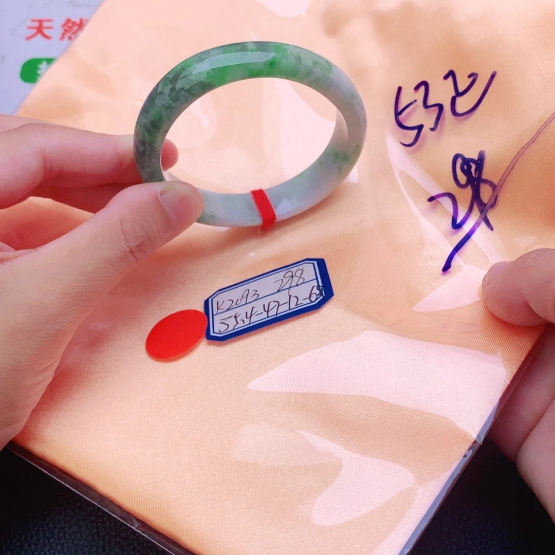 翡翠手镯未镶嵌翡翠