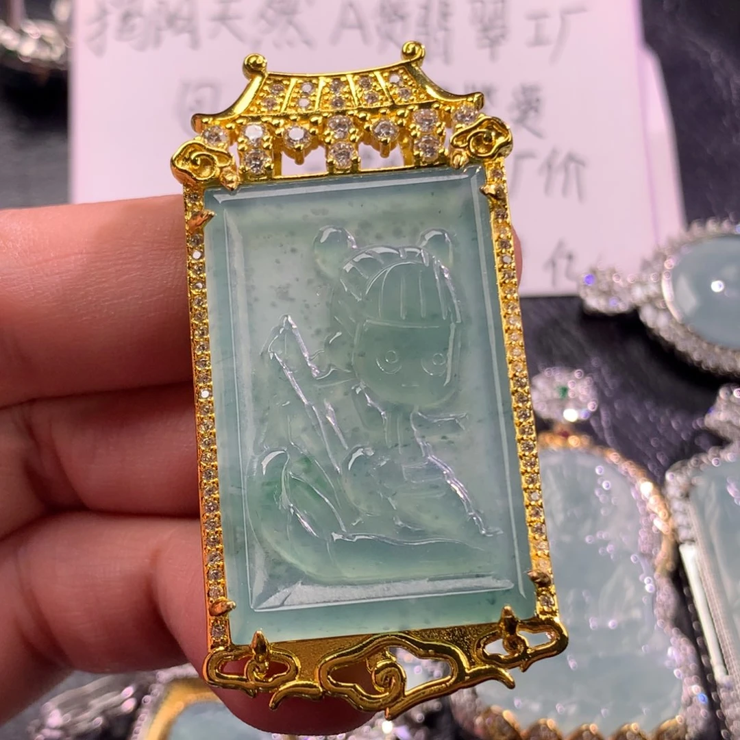 翡翠未镶嵌颈饰哪吒