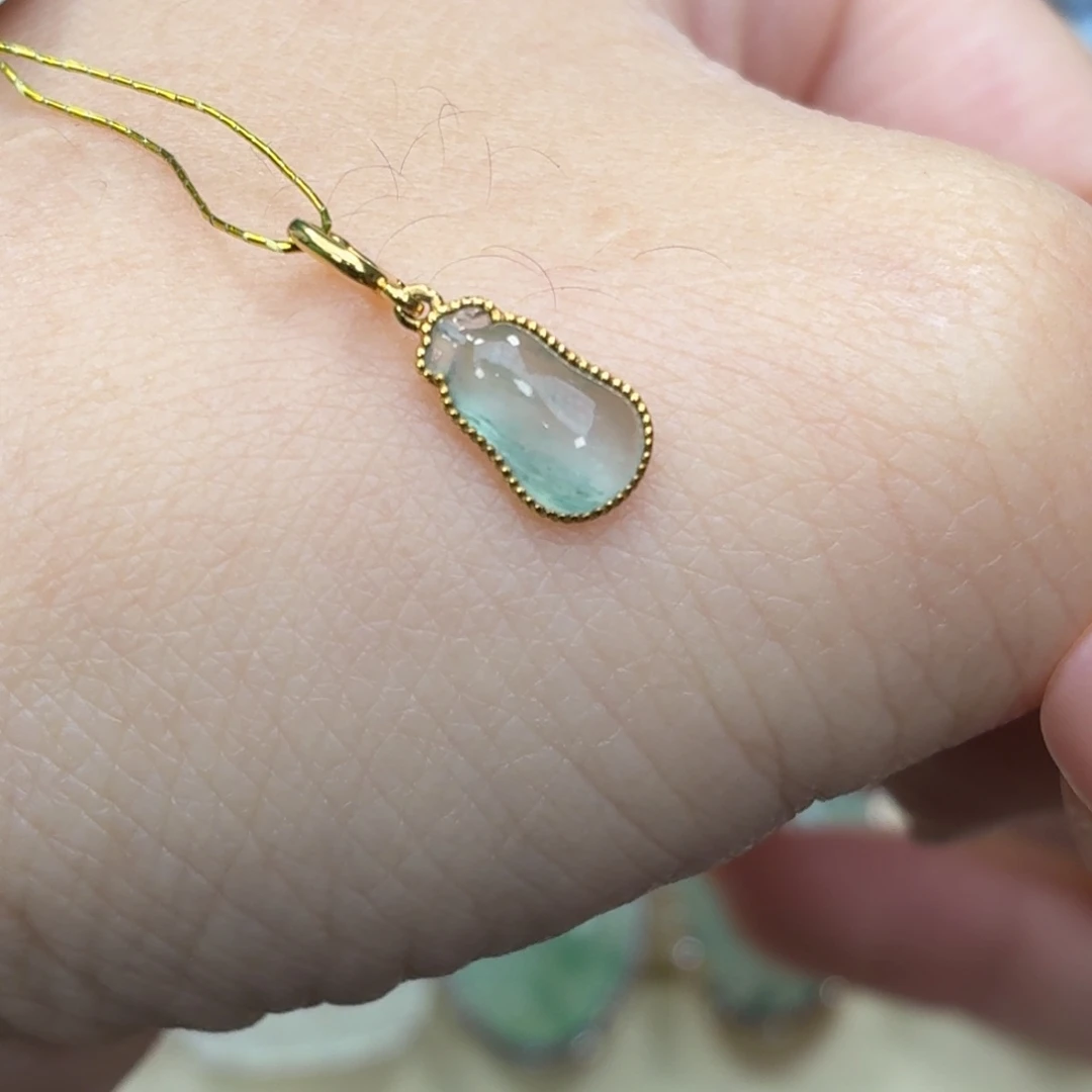 翡翠18K金镶嵌颈饰