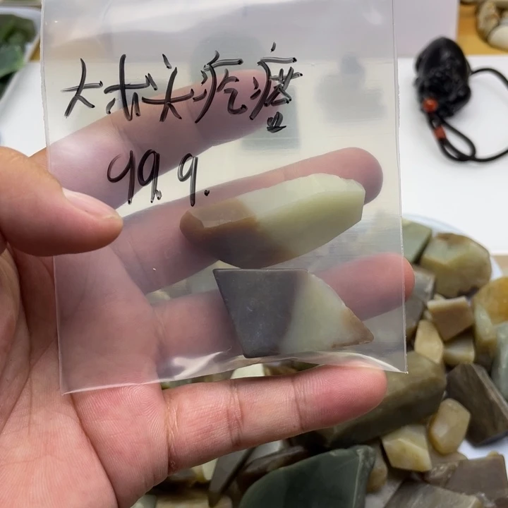 颈饰未镶嵌和田玉（糖玉）