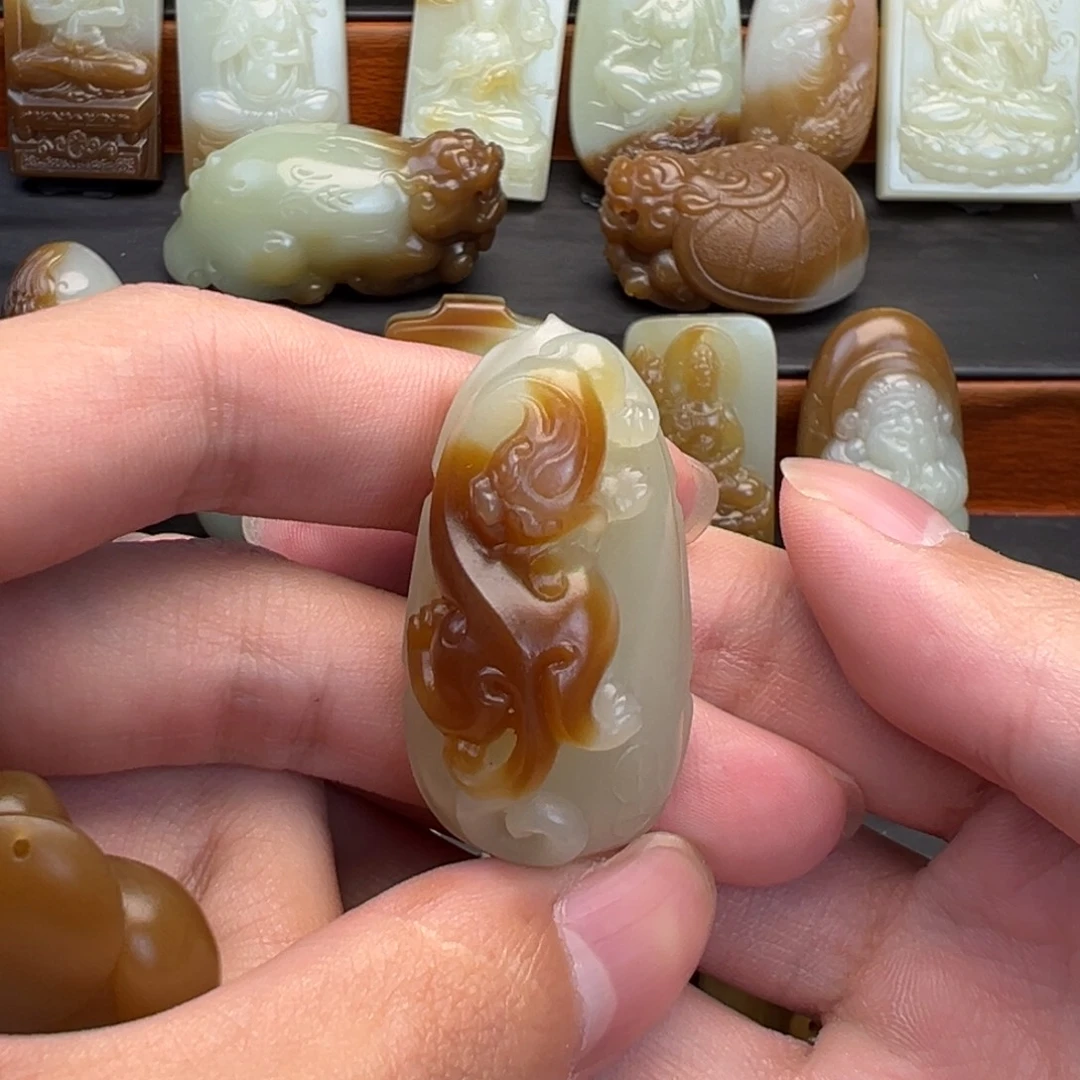 @***1和田玉未镶嵌颈饰