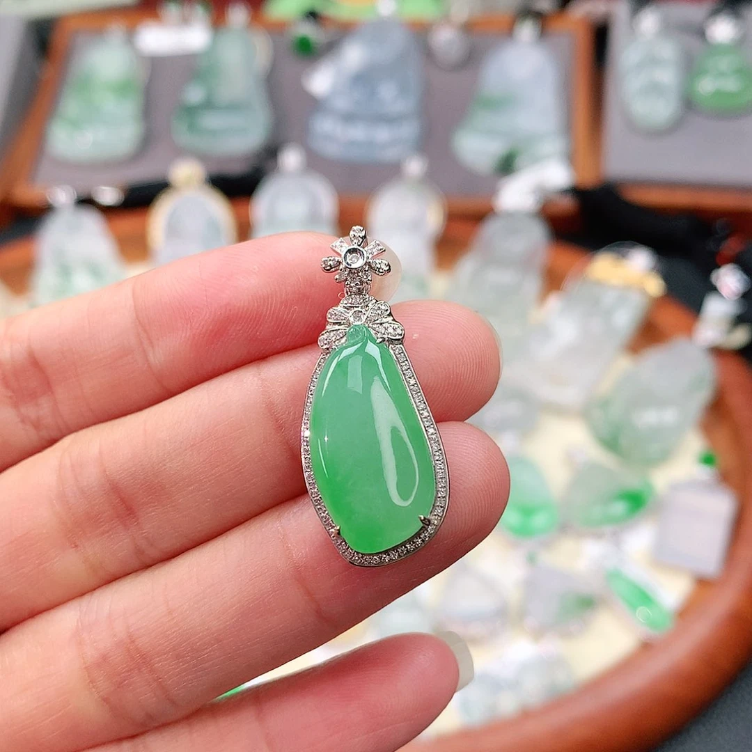 颈饰18K金镶嵌翡翠福瓜