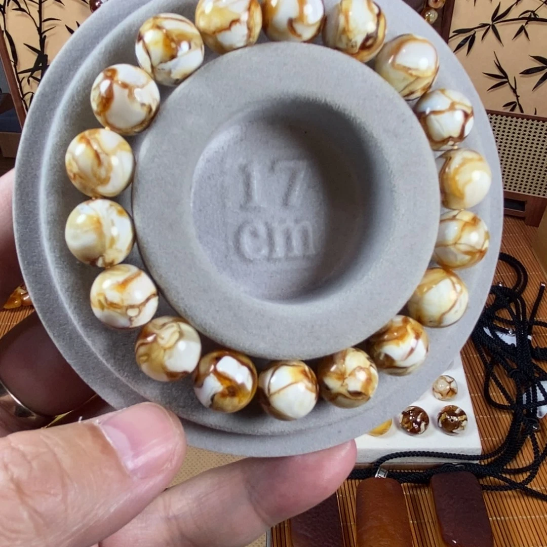 11+沁色圆珠手串一条