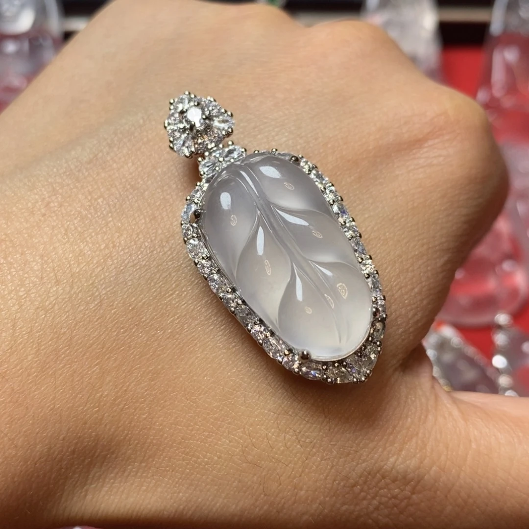 石英质玉合金吊坠