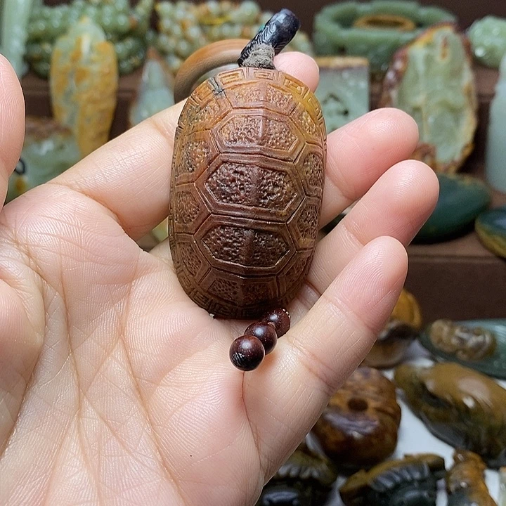 圌***圌颈饰未镶嵌岫岩河磨玉（透闪石质玉）