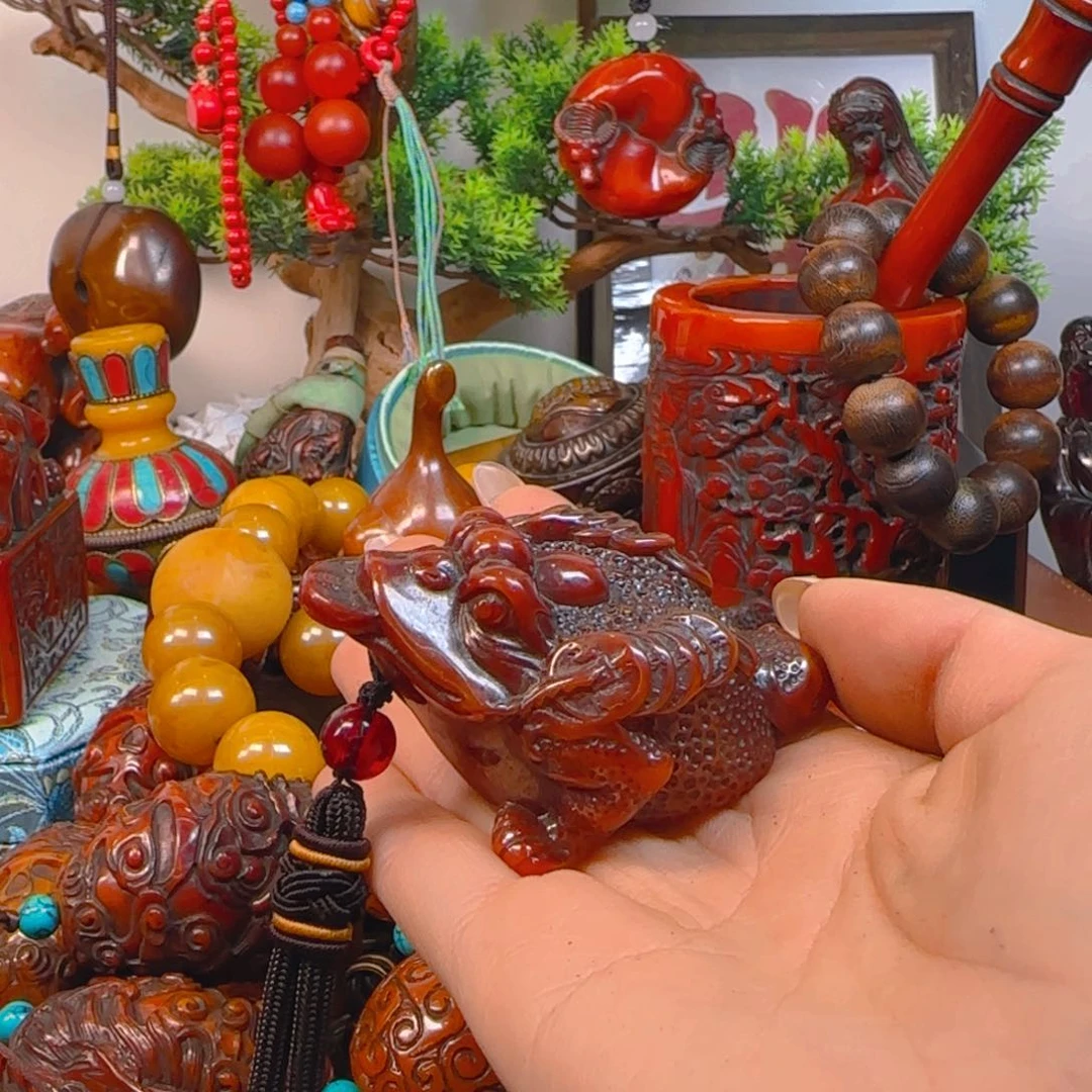 琥珀裸石未镶嵌金蝉