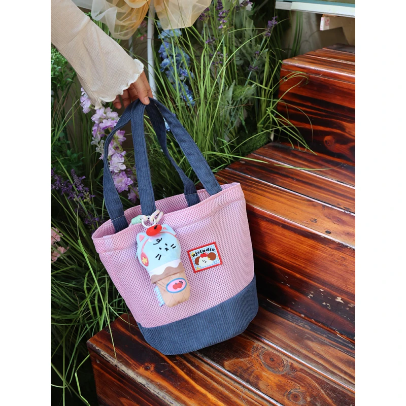 韩系小众网格收纳手提袋大容量原创简约沙滩包通勤粉色水桶包夏天