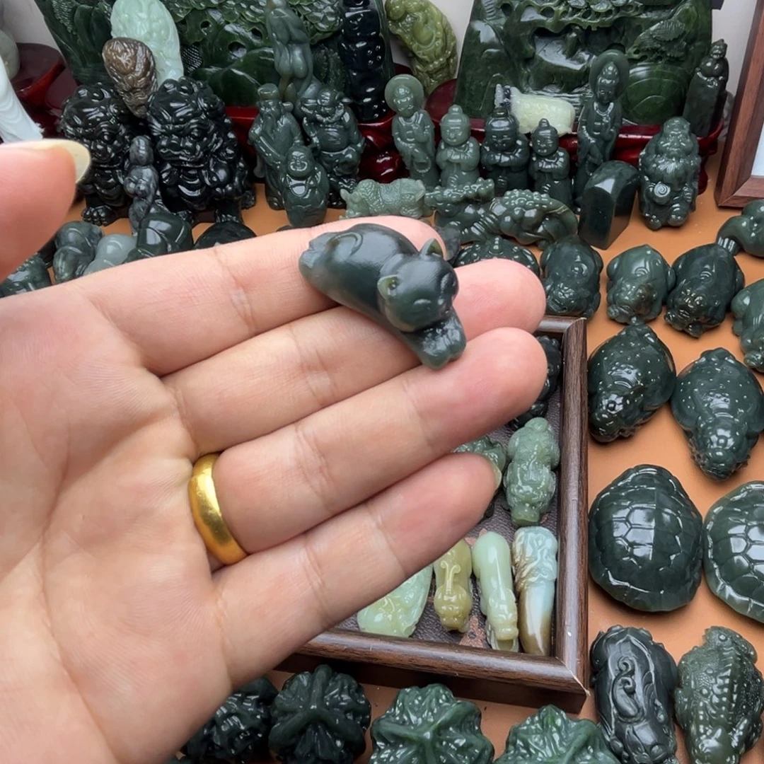 和田玉未镶嵌把件