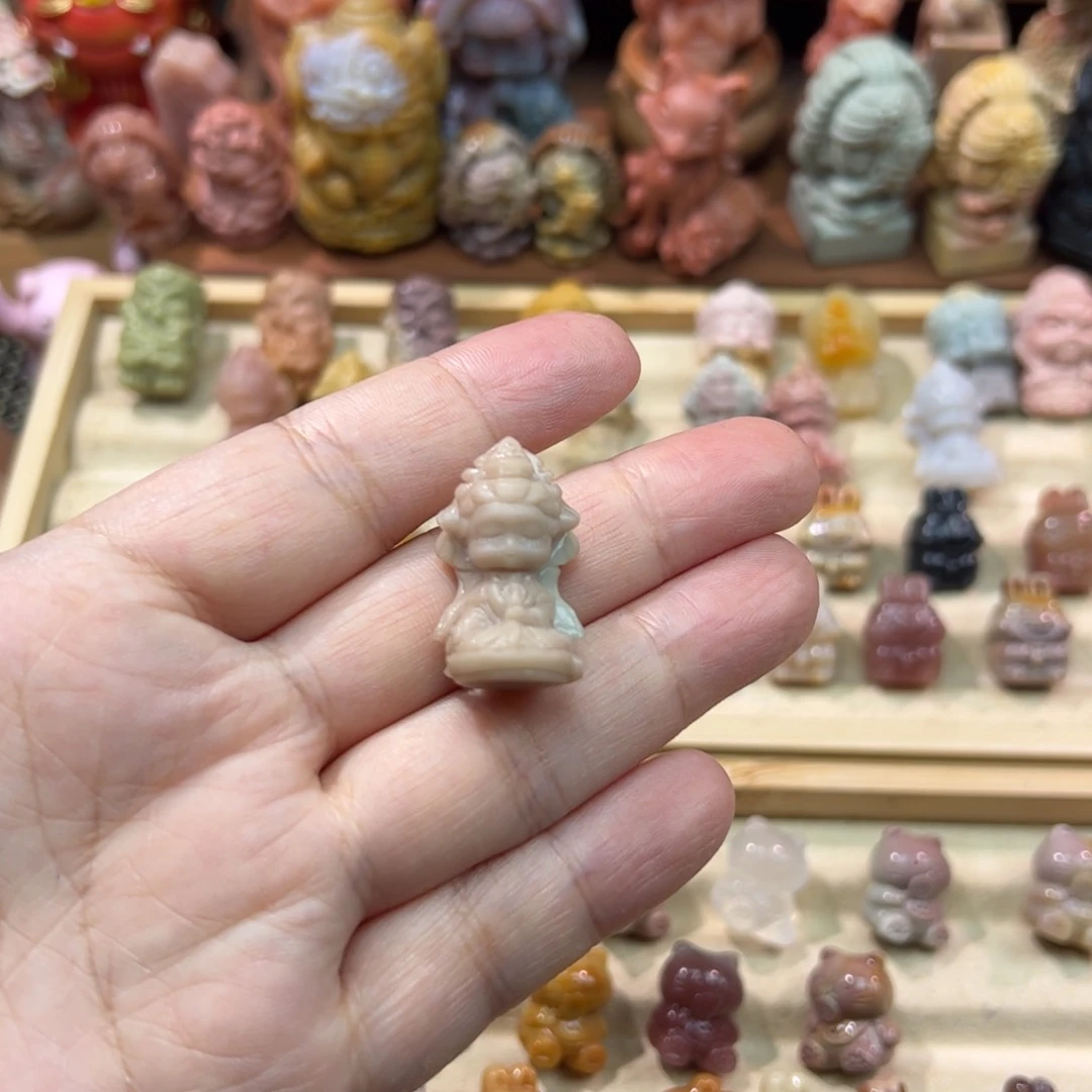 月****未镶嵌石英质玉珠宝奇石