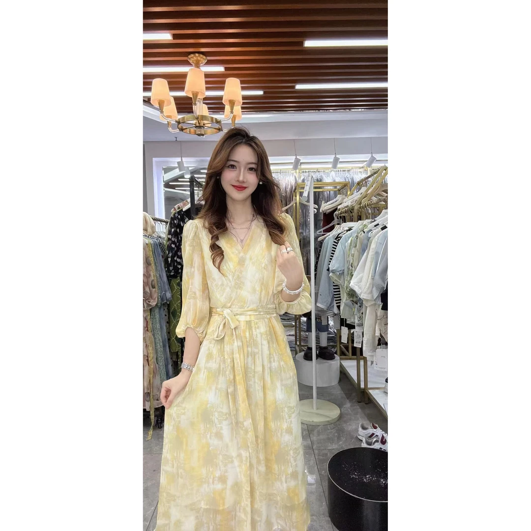 505211 2025新款明媚减龄系带收腰中长款V领连衣裙