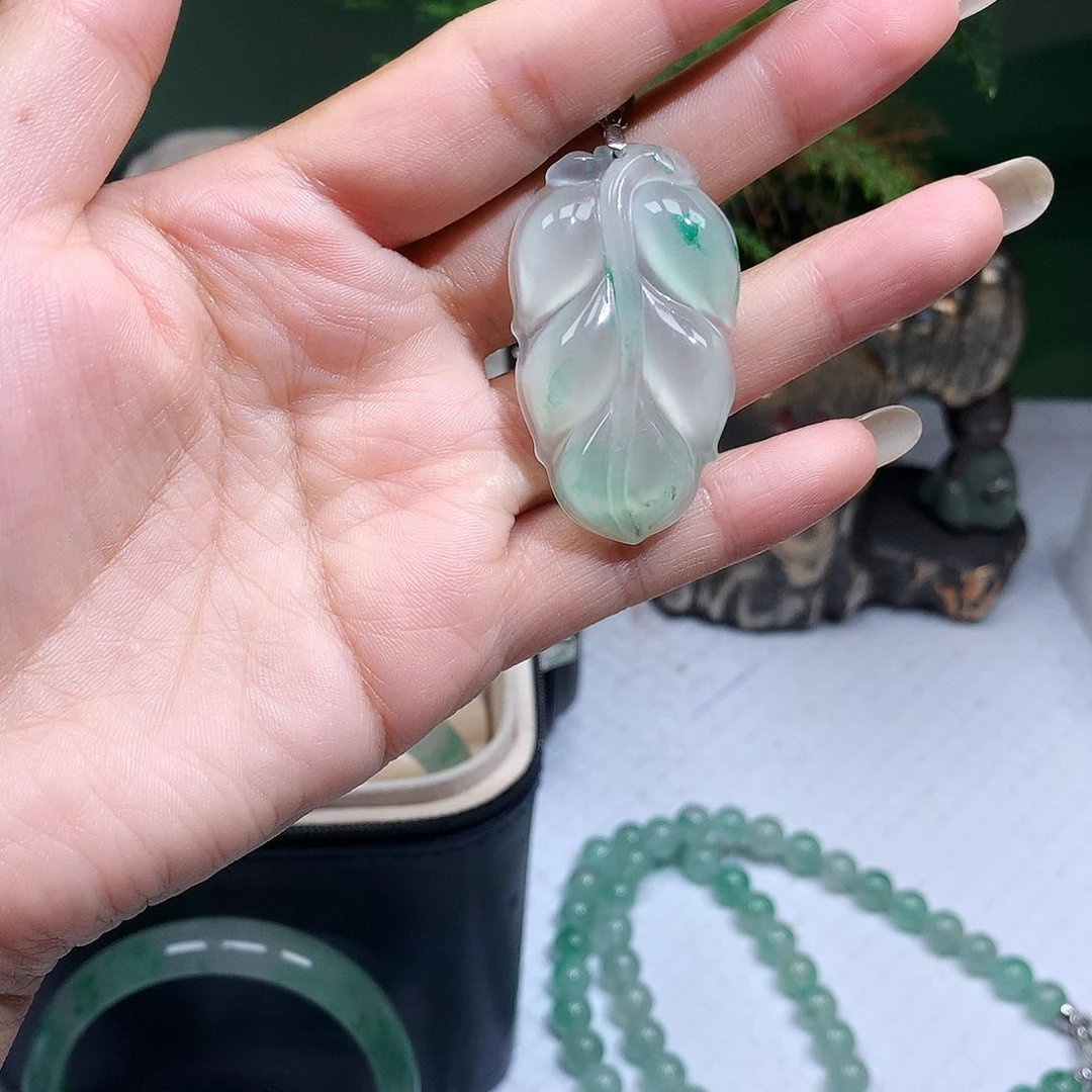 石英质玉未镶嵌颈饰
