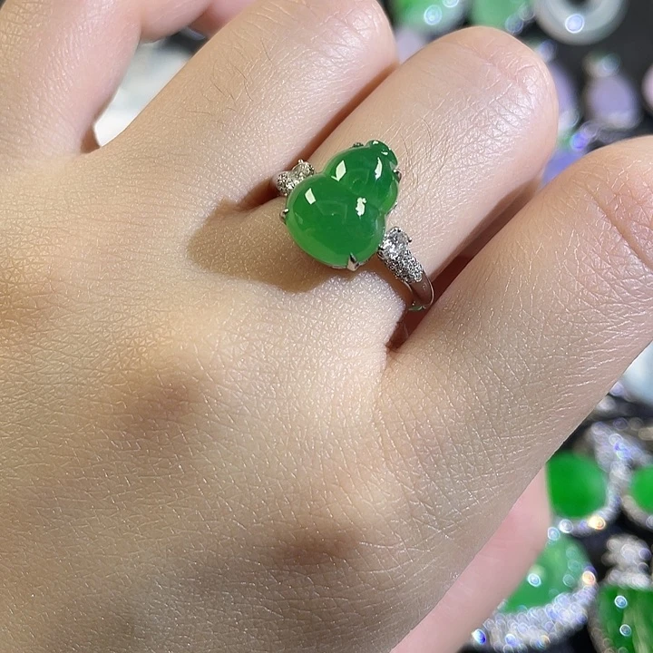 翡翠戒指18K金镶嵌葫芦戒指