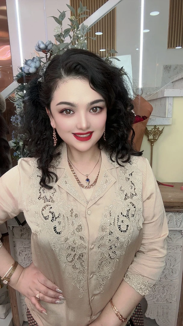 《驼色كاستىيۇم پۇسۇني  توگە رەڭ》西装领，刺绣中袖衬衣