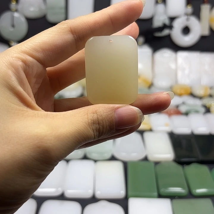 石英质玉未镶嵌颈饰