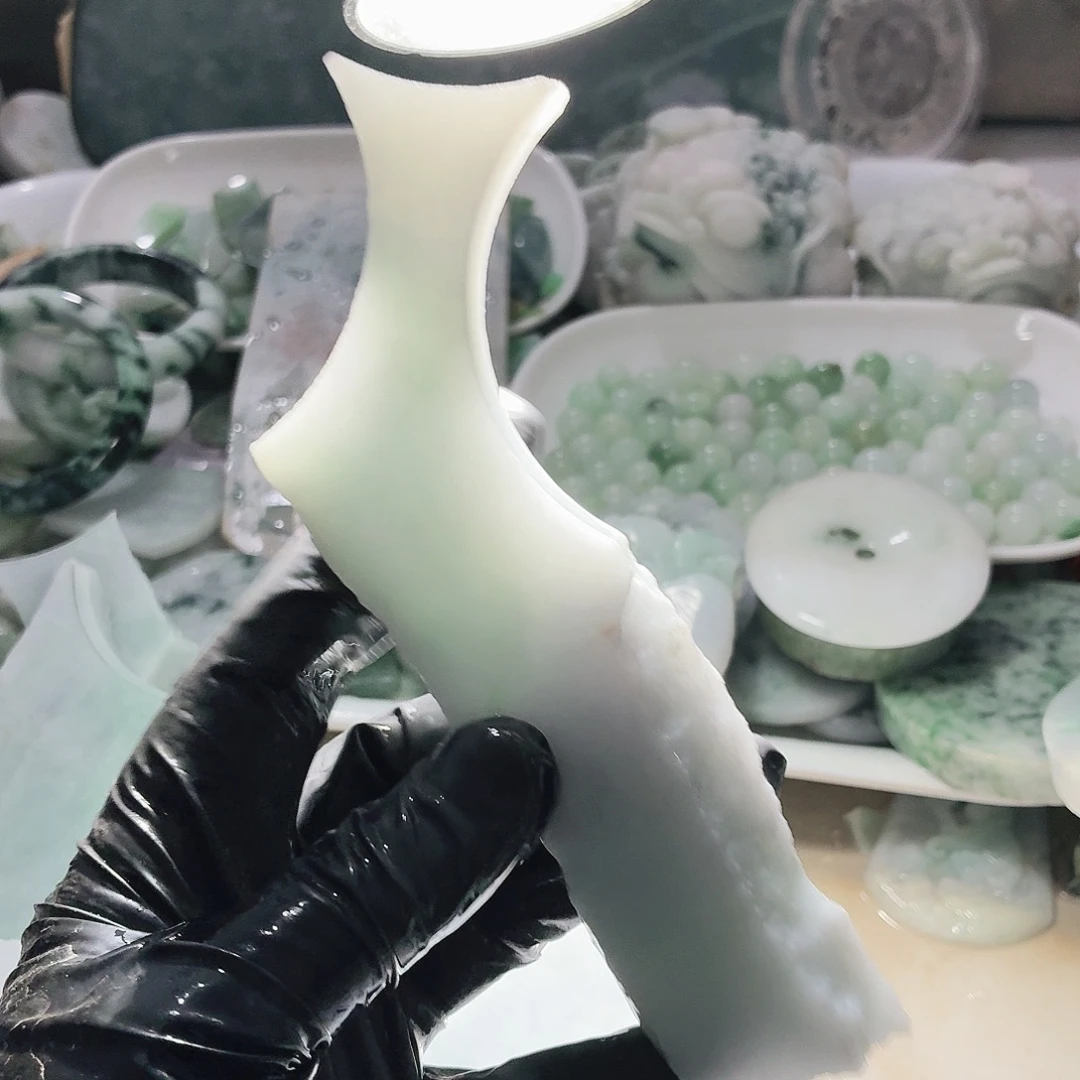 翡翠未镶嵌颈饰边角料