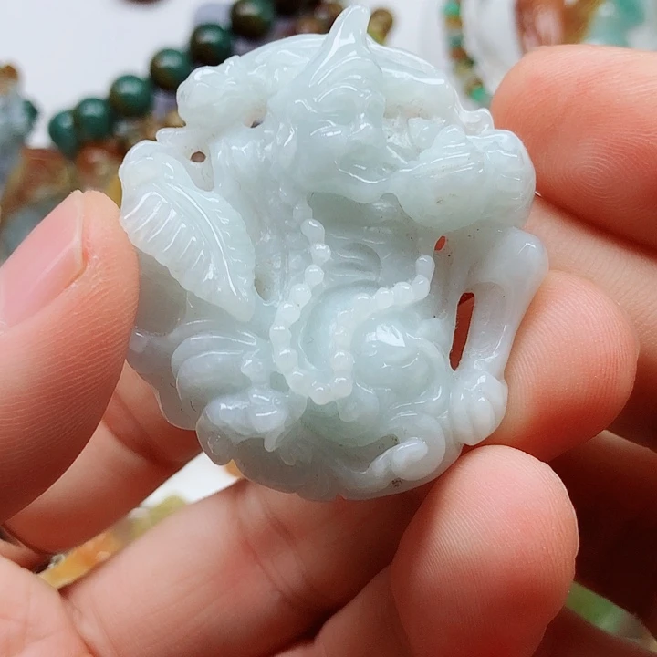 翡翠足银镶嵌颈饰翡翠