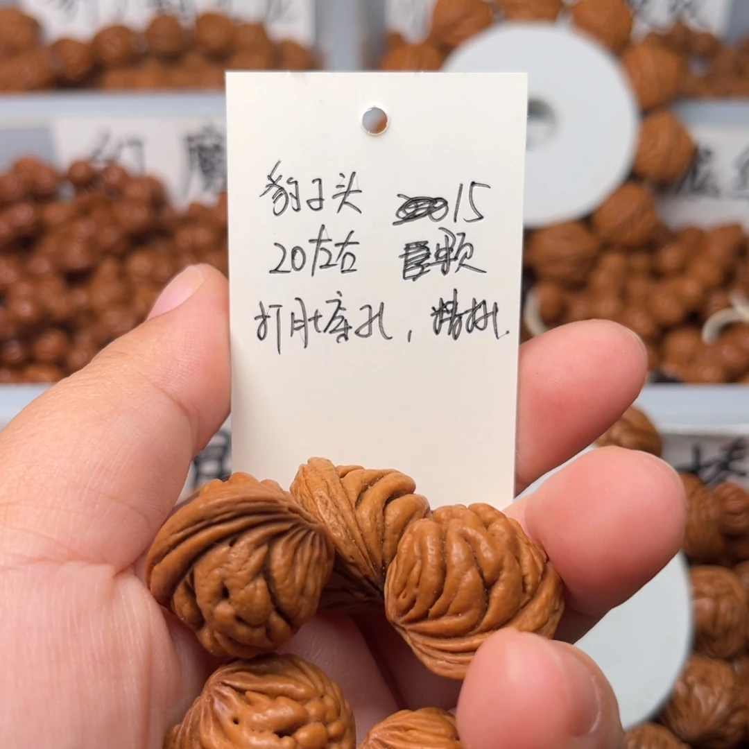 曾***云桃核把件20左右豹子头