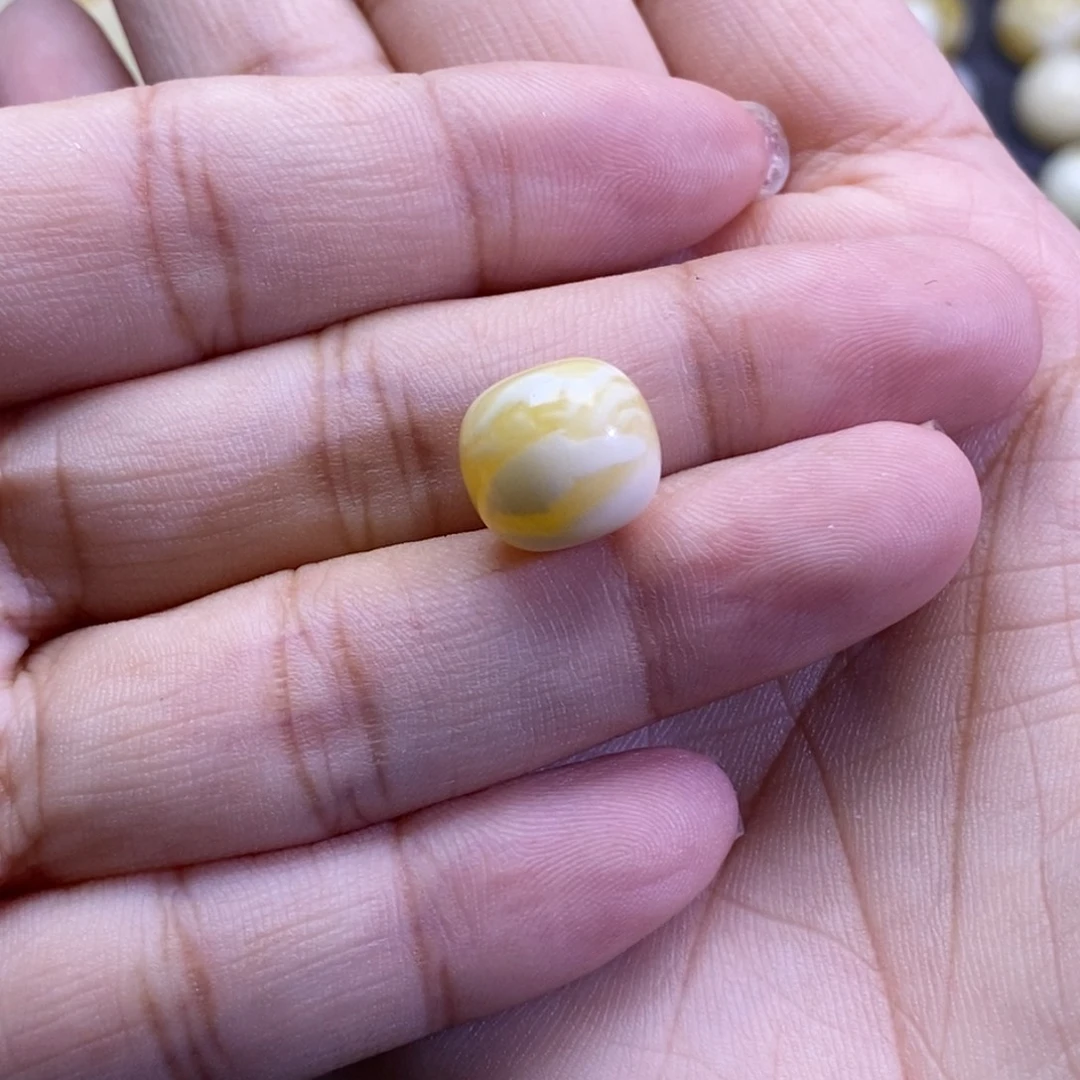 金***朝琥珀未镶嵌珠宝奇石