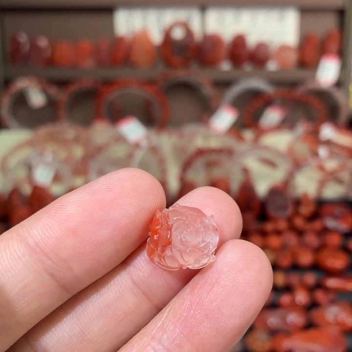 南红玛瑙未镶嵌颈饰牡丹花