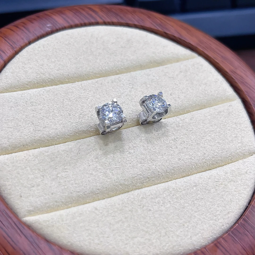 pt950铂首饰 牛头四爪莫桑耳钉