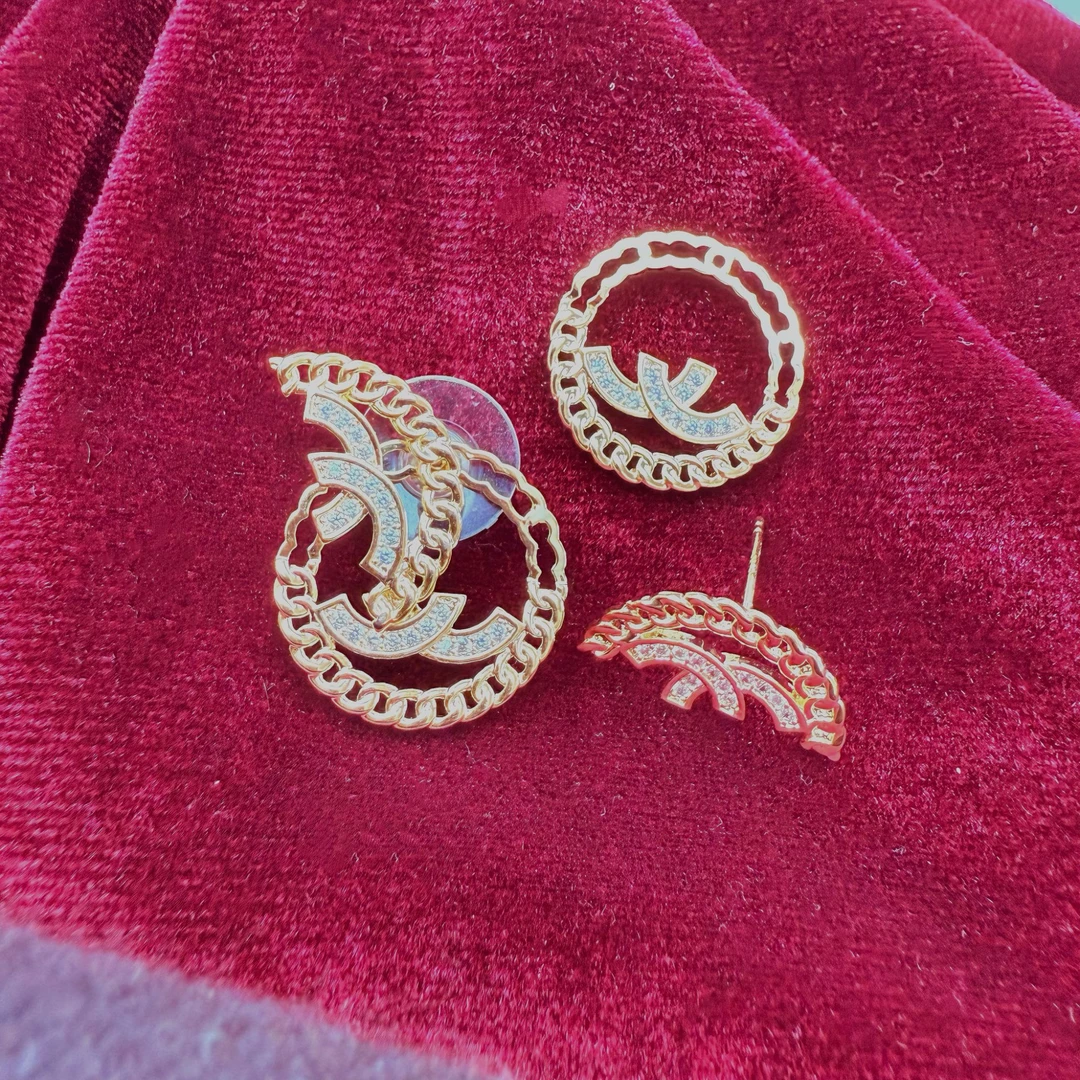 经典奢华镂空花丝字母圆牌耳饰