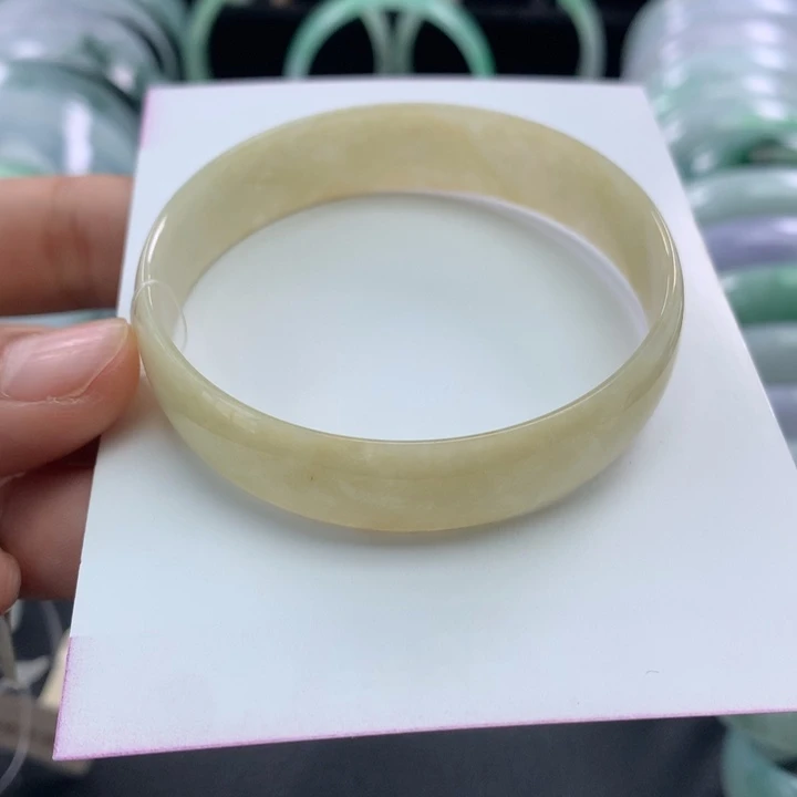 翡翠未镶嵌手镯公主